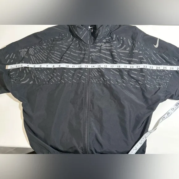 Nike Women's Run Division jacket (Style DD6462-010) - Picture 4 of 6